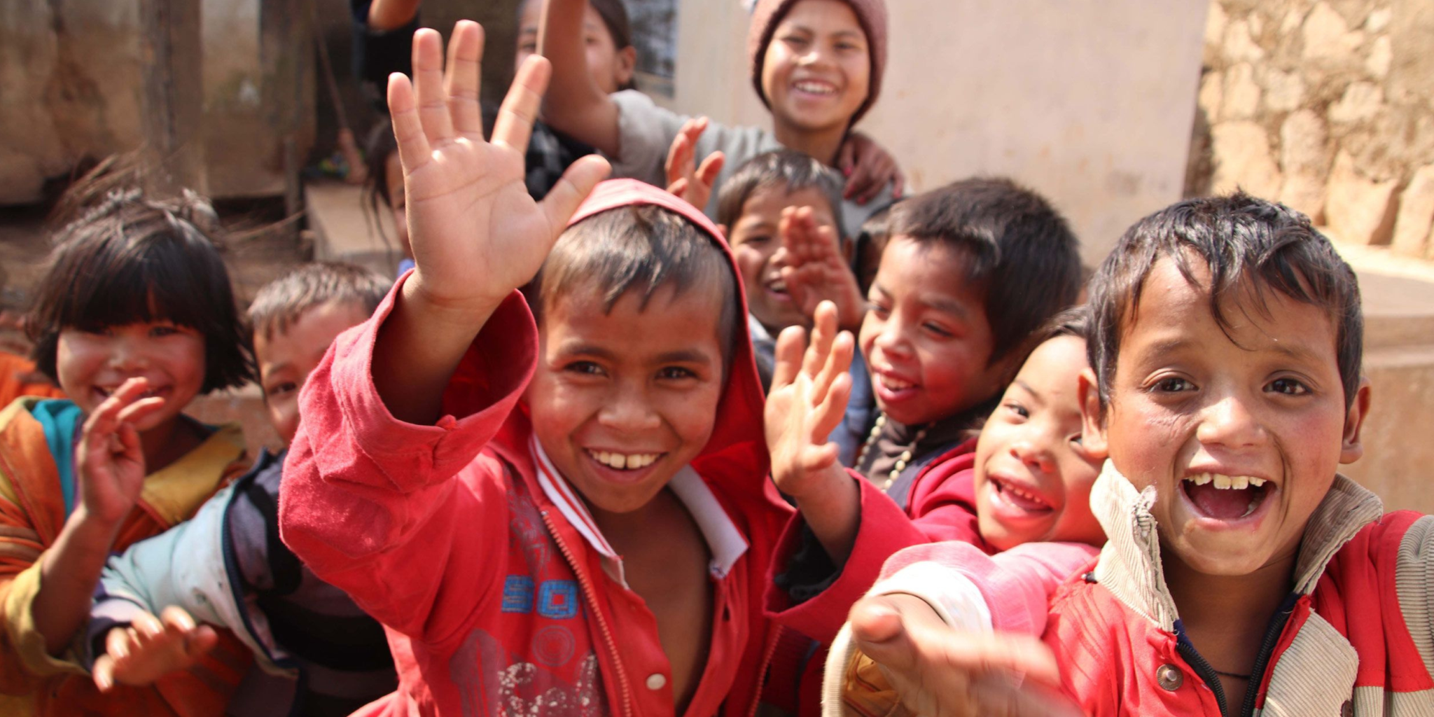 kids waving